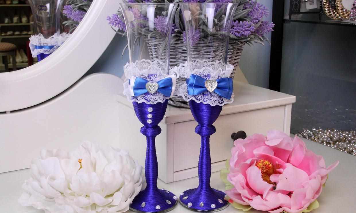 variant of a beautiful decoration of the style of wedding glasses