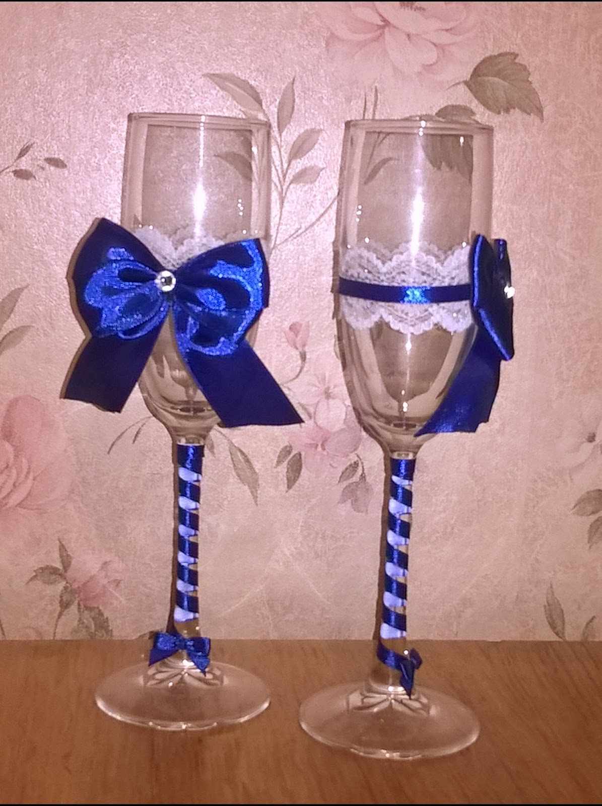 An example of a beautiful decoration of the decor of wedding glasses