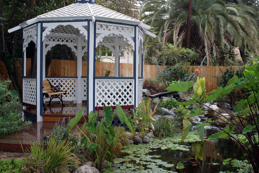 Arbor kayu dan kolam tiruan dalam reka bentuk taman