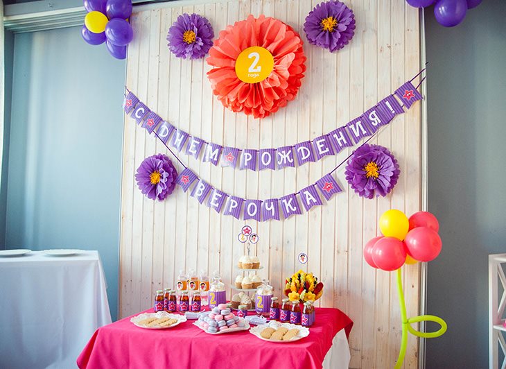 Décorer une chambre de fille avec des fleurs en papier pour un anniversaire