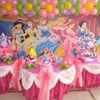 Fées de contes de fées à l'intérieur d'une chambre d'enfant pour un anniversaire