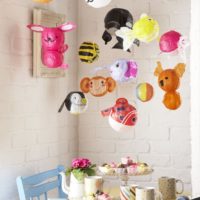 Jouets suspendus dans la chambre des enfants