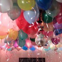 Decoration of the ceiling of the children's room with helium balloons