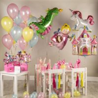 Ballons en forme de jouets pour l’anniversaire d’un enfant.