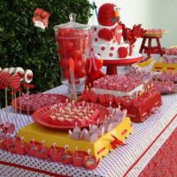 Bonbons sur la table pour l'anniversaire d'un enfant