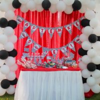 White and black balloons in the decor of the room for the son's birthday