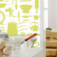 Hiasan dinding dapur dengan komposisi stensil