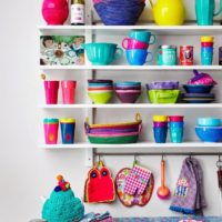 Bright dishes in the interior of the kitchen space