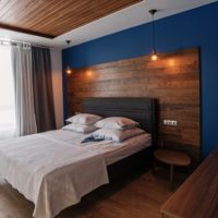 Laminate coklat di dinding bilik tidur biru