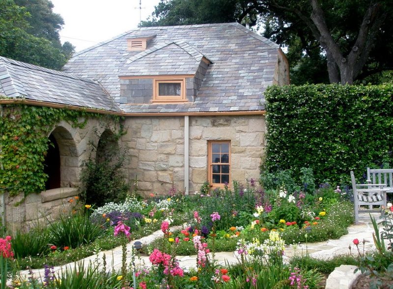 Decorating a private courtyard with flowering plants