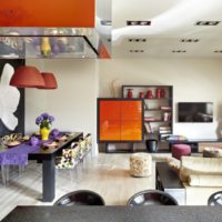 The combination of orange and black in the design of the room