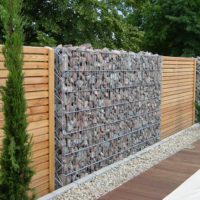 Gabungan gabions dengan pagar kayu