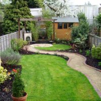 The layout of the narrow garden