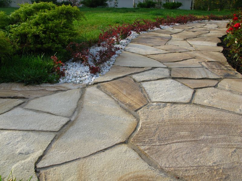 Do-it-yourself path in the country of concrete and stone