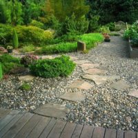 Gravel and stone in the design of the cottage