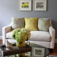 Fresh flowers in the interior design of the living room