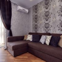 Gray wallpaper in the living room with brown floor