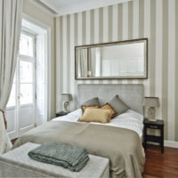 Striped wall in a narrow bedroom