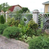 Beautiful design of the main entrance to the garden plot