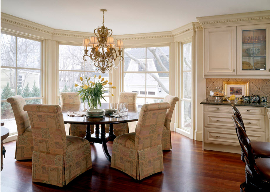 Plaster moldings in the interior of the living room