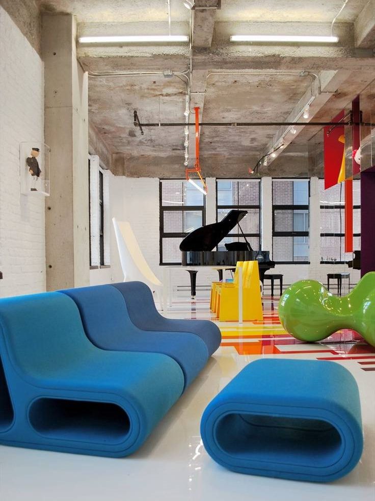 Concrete ceiling and unusual upholstered furniture in the living room in the style of the avant-garde