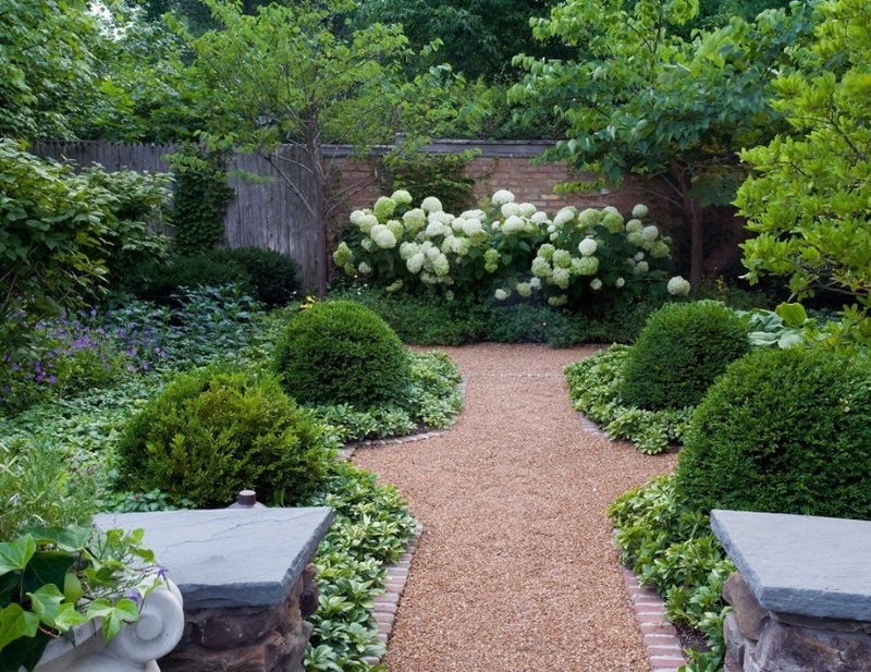 The bulk path of fine gravel in the garden of the cottage