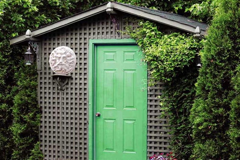 Country shed hidden in the back of the garden for vertical landscaping