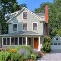 Mixborder in front of the facade of a country house