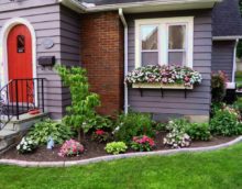 Parterre de fleurs devant le porche d'une maison privée