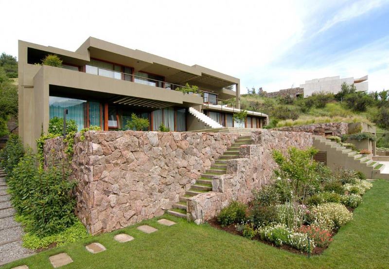 Concrete retaining wall with natural stone cladding