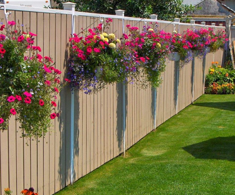 Decoration of a country fence of a cache-pot with flowers