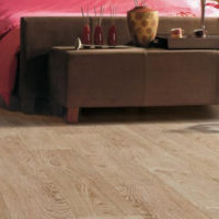 Laminate dengan oak di lantai di ruang tamu