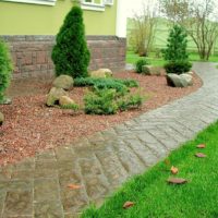 Mulching the earth in front of the house with gravel