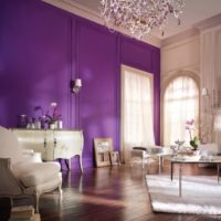 The combination of white with lavender in the living room of a private house