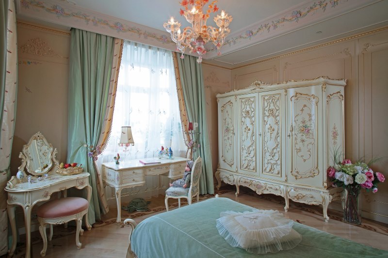 Intérieur d'une chambre d'enfants pour une fille avec une décoration en stuc