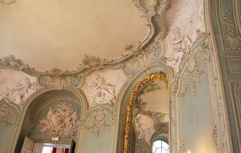 Décorer les moulures en stuc du plafond du salon dans le style rococo