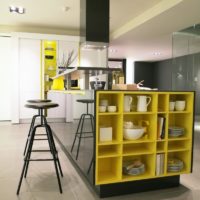 Warna kuning dalam reka bentuk dapur