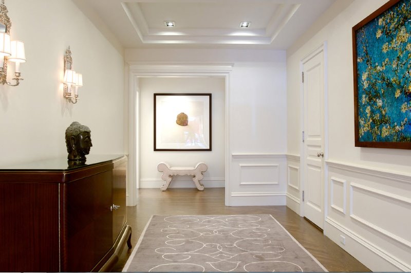 Decor moldings of white walls in the corridor of a country house