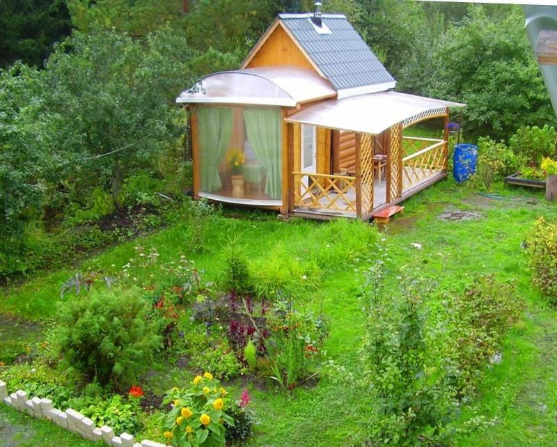 Small bath in the veranda in the corner of the garden