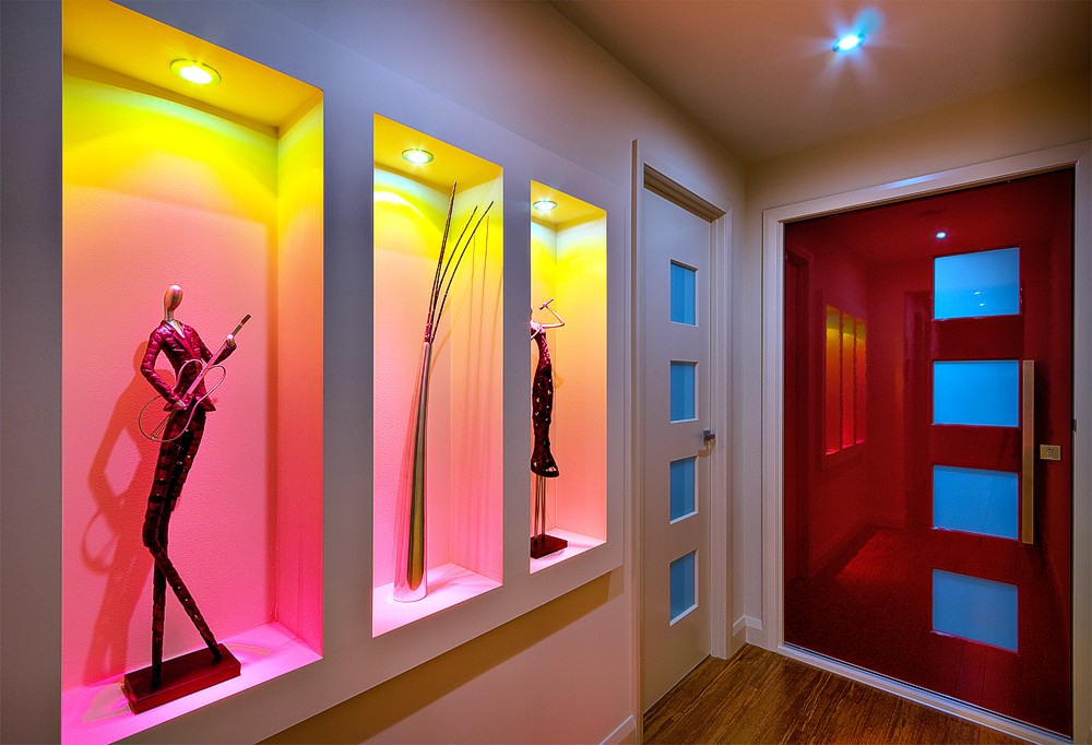 Beautiful niches in the interior of the hallway of a city apartment