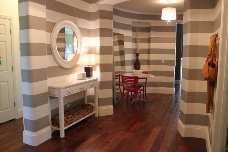 Horizontal striped wallpaper in the interior of the living room