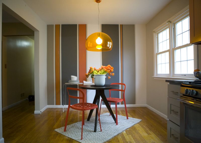 The use of striped wallpaper in the interior of the kitchen in the spirit of minimalism