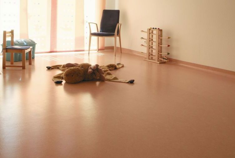 The interior of the room with plain linoleum