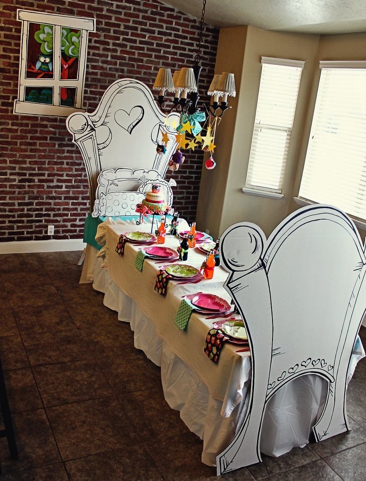 Décoration de bricolage d'une table de fête pour l'anniversaire d'un enfant