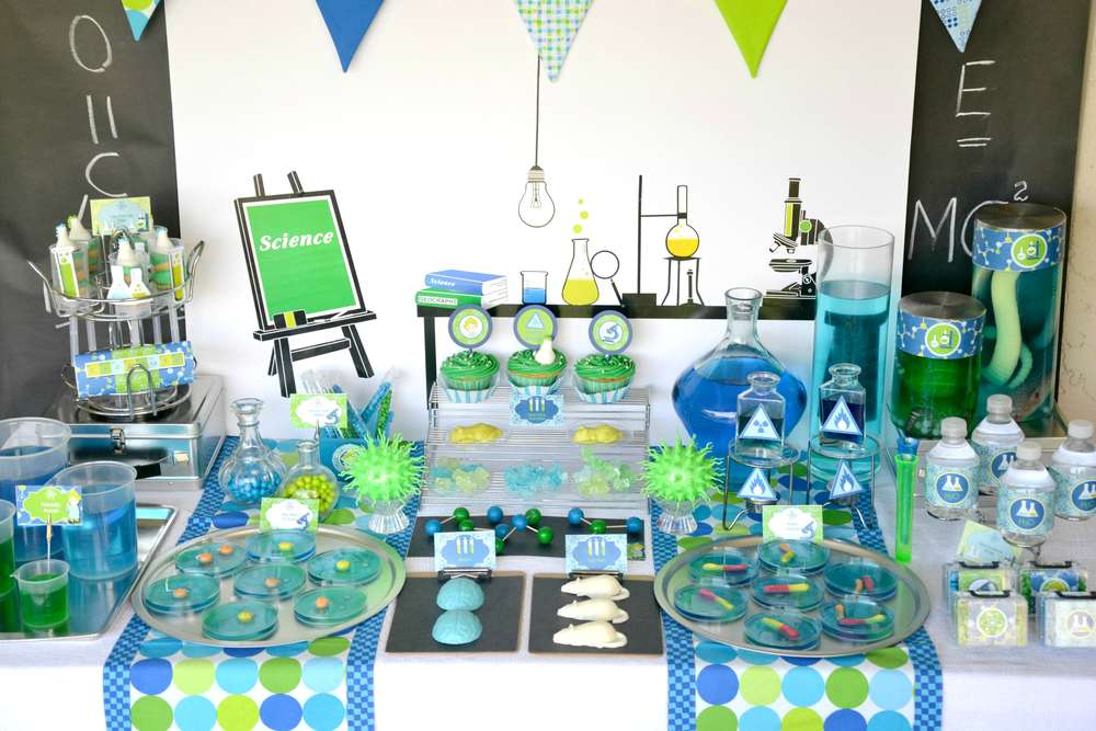 Décoration de la table de fête pour l'anniversaire du jeune chimiste