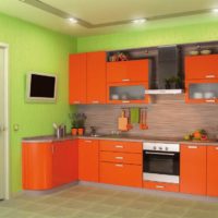 Dinding hijau dan set dapur jingga