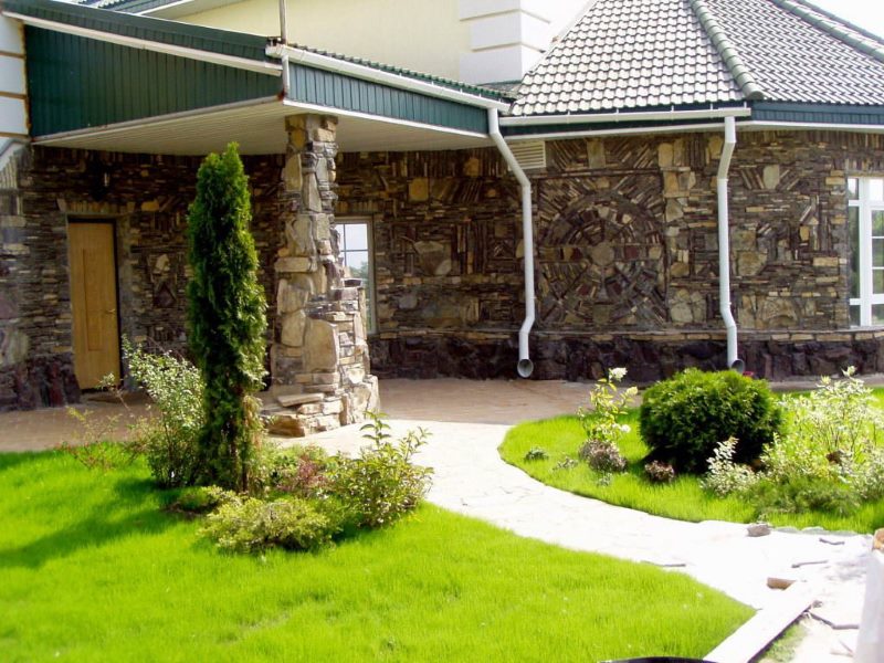 Green lawn in front of the front door of the house