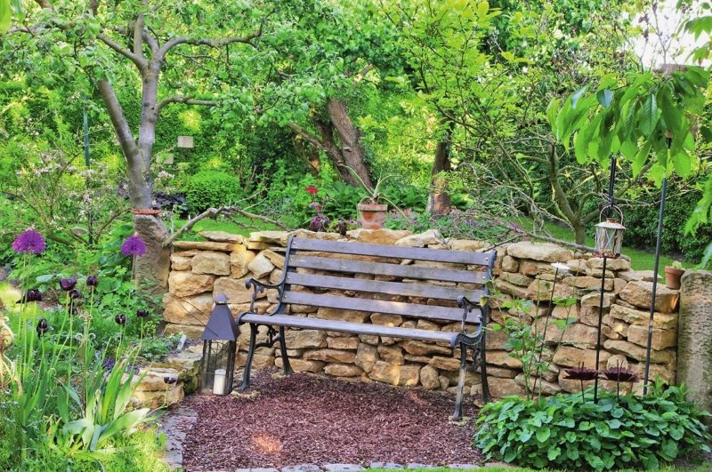 Partition made of rubble stone for zoning the garden