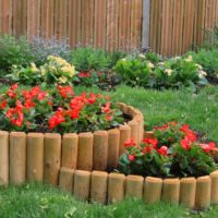 flowerbed خشبية في تصميم الحديقة