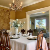 Decoration by the moldings of the dining room